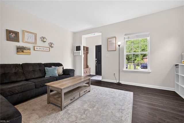 322 Snowberry LN, Chesapeake, VA 23320