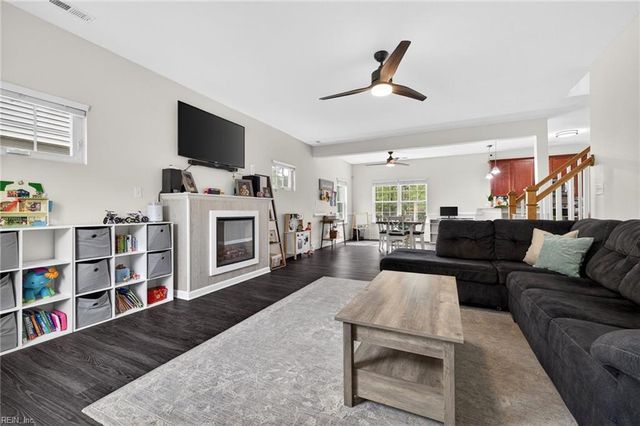 322 Snowberry LN, Chesapeake, VA 23320