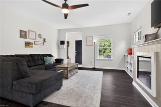 322 Snowberry LN, Chesapeake, VA 23320