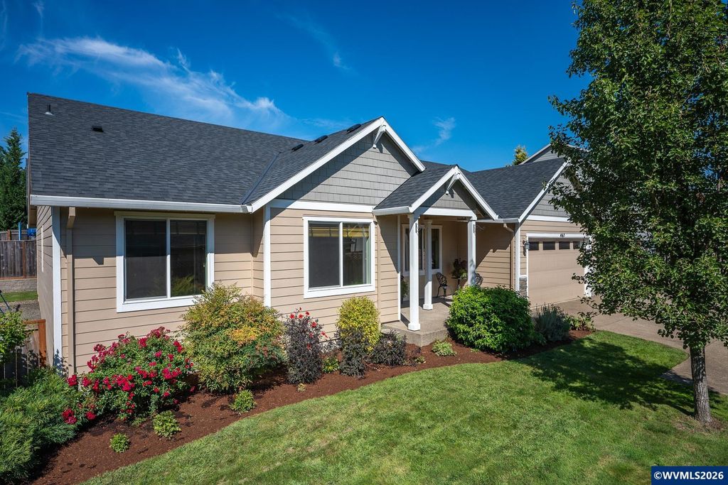 Image 1 of property listing at 467 E Johnson St, Carlton, OR 97111