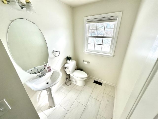 141 Ridge Rd, Nashua, NH 03062