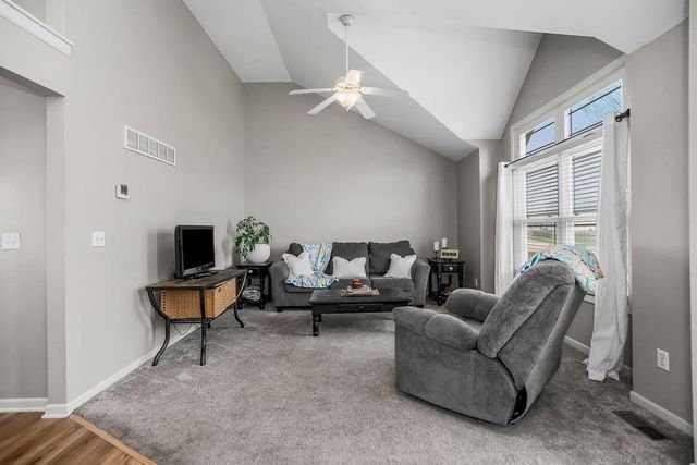 10912 N Manchester Avenue, Kansas City, MO 64157