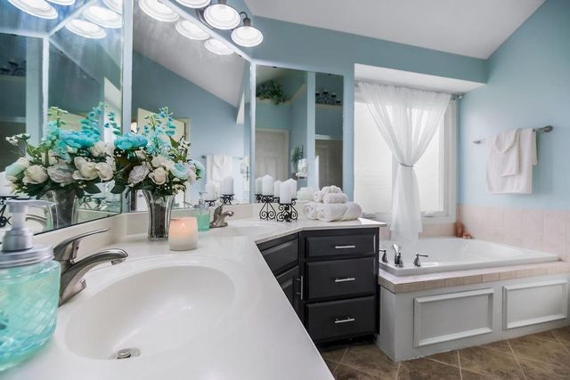 10912 N Manchester Avenue, Kansas City, MO 64157