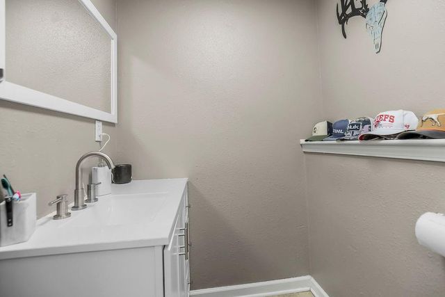 10912 N Manchester Avenue, Kansas City, MO 64157