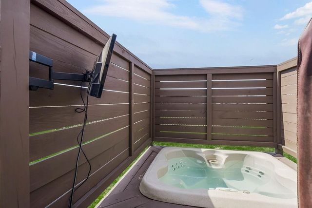 10912 N Manchester Avenue, Kansas City, MO 64157