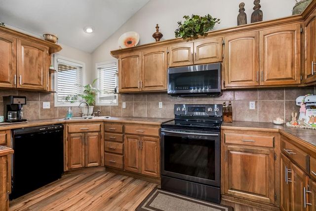 10912 N Manchester Avenue, Kansas City, MO 64157