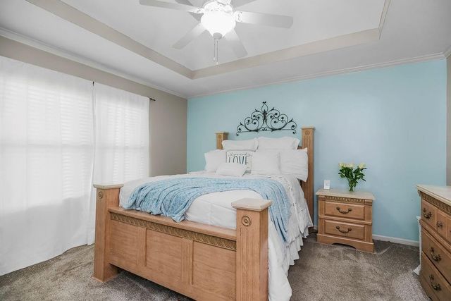 10912 N Manchester Avenue, Kansas City, MO 64157