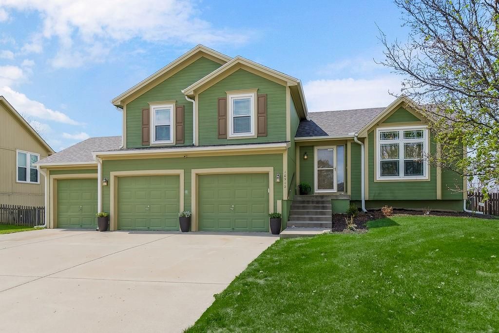 10912 N Manchester Avenue, Kansas City, MO 64157