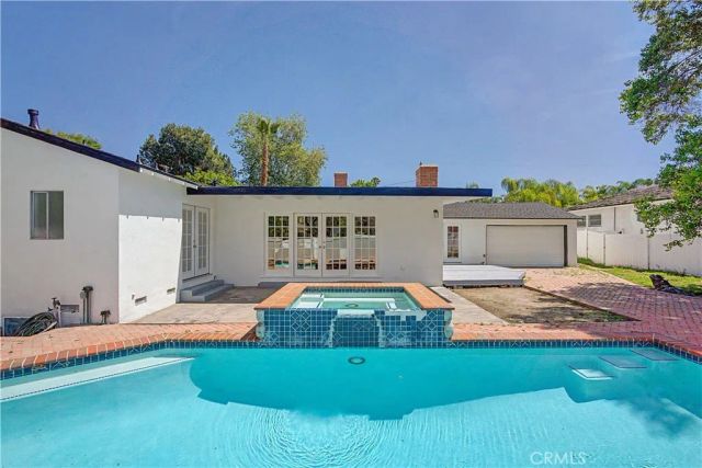 5733 Oakdale Avenue, Woodland Hills, CA 91367