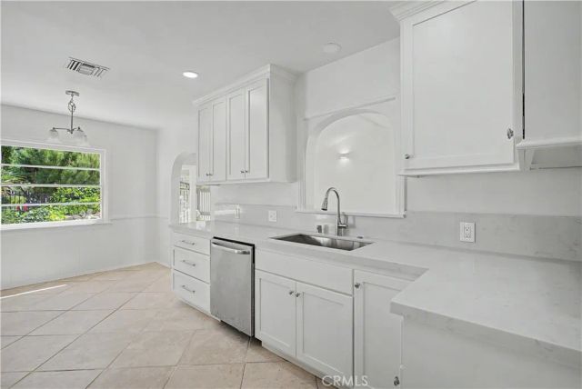 5733 Oakdale Avenue, Woodland Hills, CA 91367