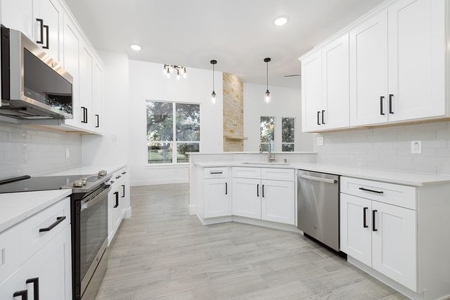 142 N Lon Price DR, Blanco, TX 78606