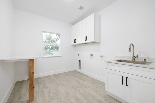 142 N Lon Price DR, Blanco, TX 78606