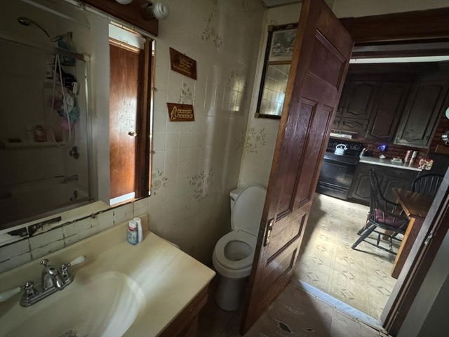 81 High St, West Springfield, MA 01089