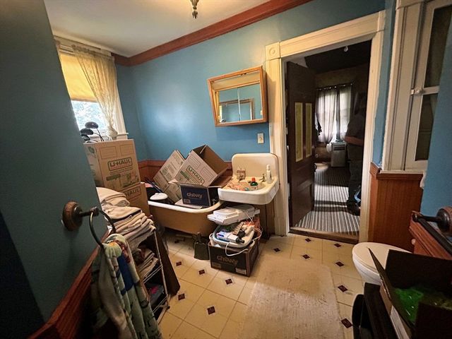81 High St, West Springfield, MA 01089