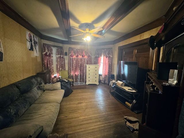 81 High St, West Springfield, MA 01089