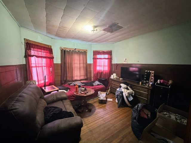 81 High St, West Springfield, MA 01089