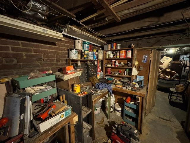 81 High St, West Springfield, MA 01089