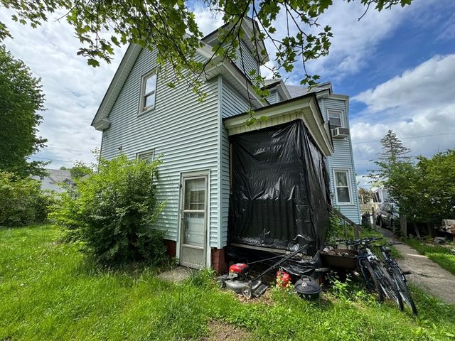 81 High St, West Springfield, MA 01089