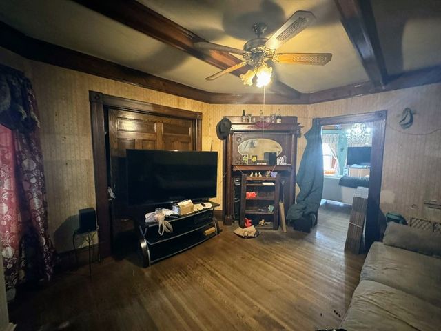 81 High St, West Springfield, MA 01089