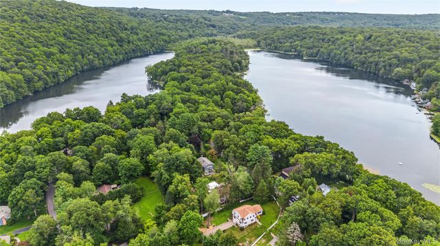 21 Twin Lakes Road, South Salem, NY 10590