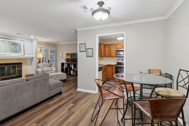 4900 Pleasant Street 14, West Des Moines, IA 50266