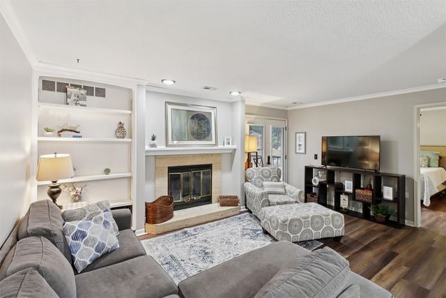 4900 Pleasant Street 14, West Des Moines, IA 50266