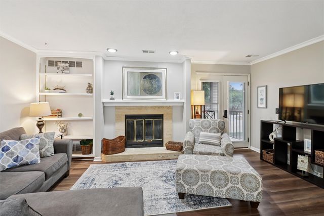 4900 Pleasant Street 14, West Des Moines, IA 50266