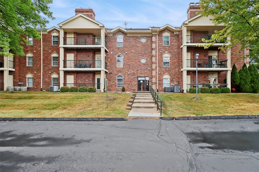 4900 Pleasant Street 14, West Des Moines, IA 50266