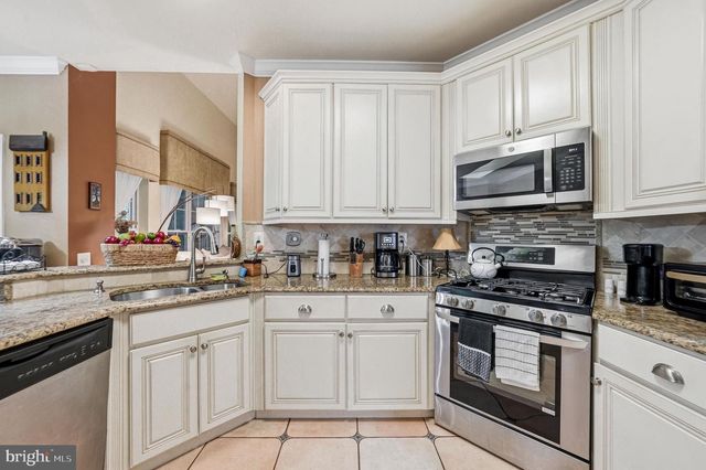 13 WOODCREST CT, Berlin, NJ 08009