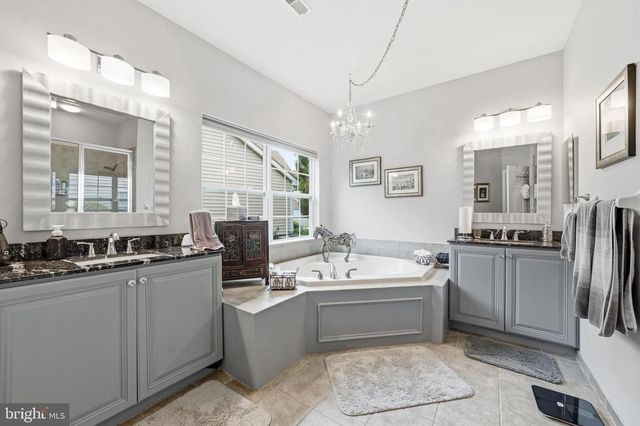 13 WOODCREST CT, Berlin, NJ 08009