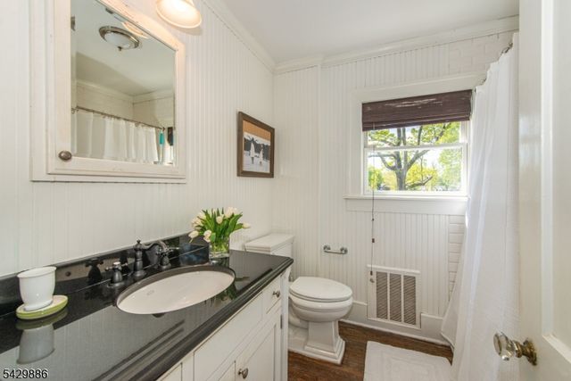 21 Fernwood Pl, Mountain Lakes Boro, NJ 07046