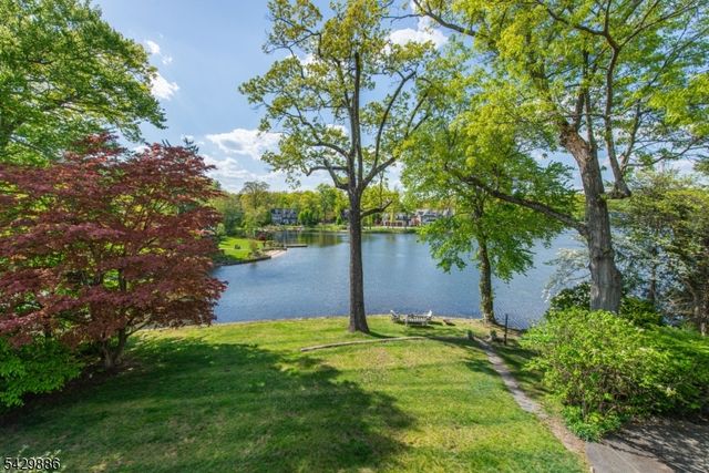 21 Fernwood Pl, Mountain Lakes Boro, NJ 07046