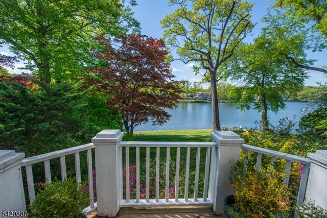 21 Fernwood Pl, Mountain Lakes Boro, NJ 07046