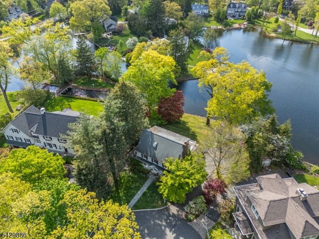 21 Fernwood Pl, Mountain Lakes Boro, NJ 07046