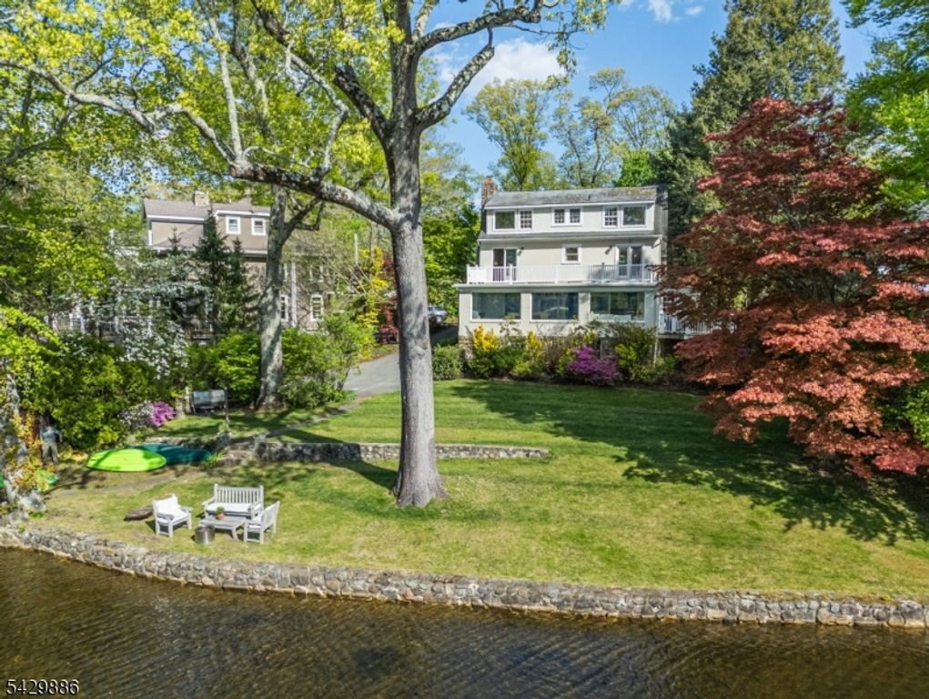 21 Fernwood Pl, Mountain Lakes Boro, NJ 07046