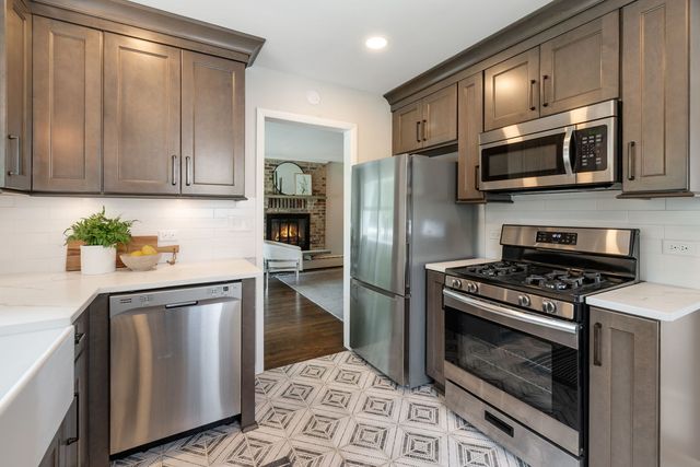 270 Lagoon Drive, Northfield, IL 60093