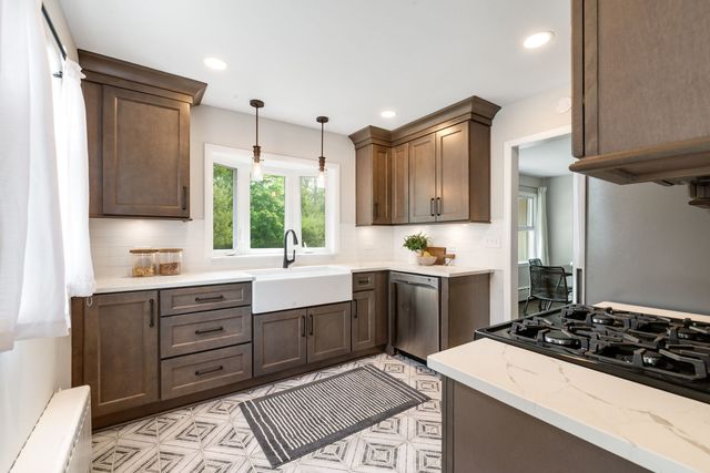 270 Lagoon Drive, Northfield, IL 60093