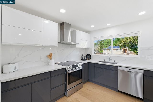 89 Greenfield Dr, Moraga, CA 94556