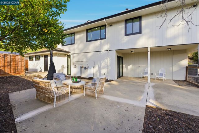 89 Greenfield Dr, Moraga, CA 94556