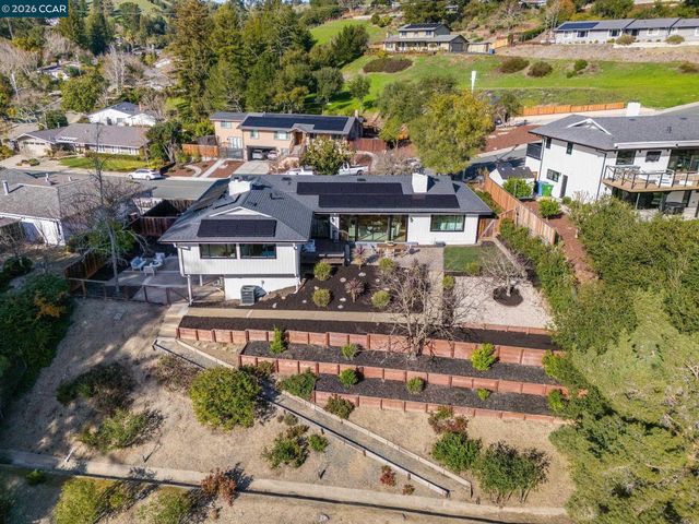 89 Greenfield Dr, Moraga, CA 94556