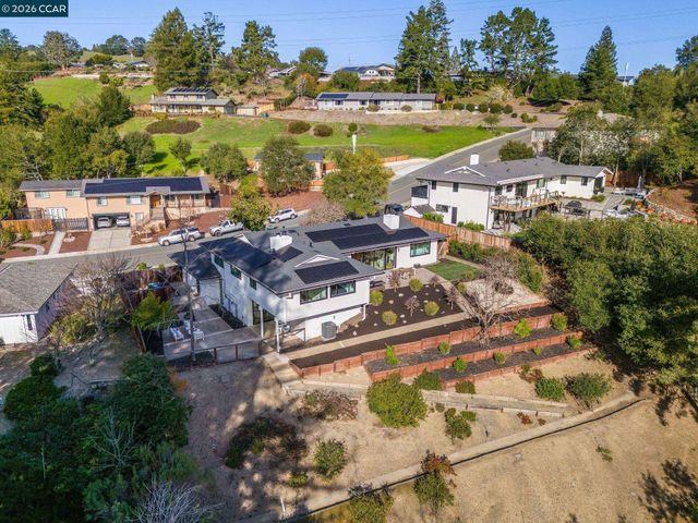 89 Greenfield Dr, Moraga, CA 94556