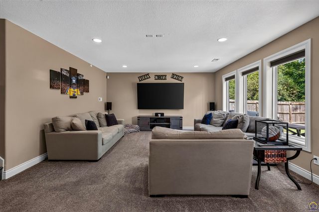 4436 SE Stone Creek RD, Topeka, KS 66609