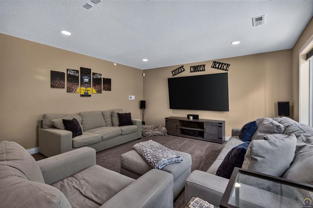 4436 SE Stone Creek RD, Topeka, KS 66609