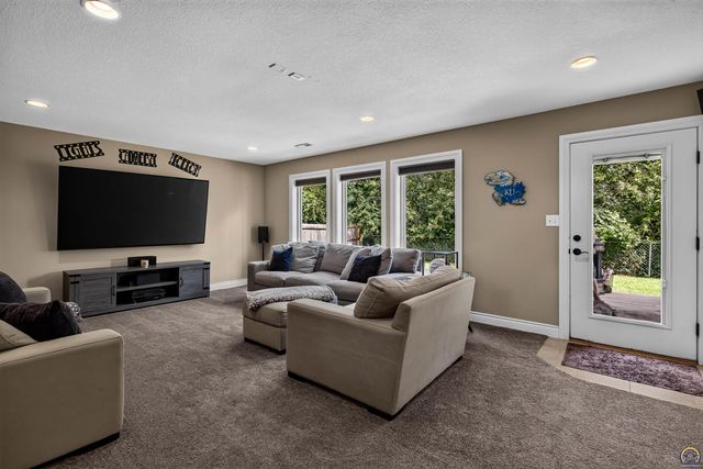 4436 SE Stone Creek RD, Topeka, KS 66609