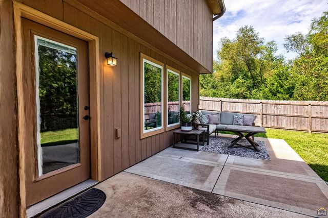 4436 SE Stone Creek RD, Topeka, KS 66609