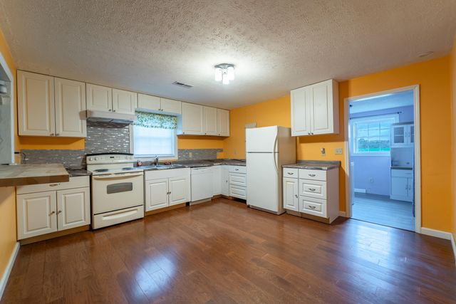 313 W Highway 1376, East Bernstadt, KY 40729