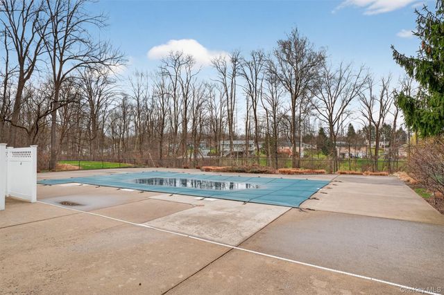 27 Tall Tree Lane, Poughkeepsie, NY 12601