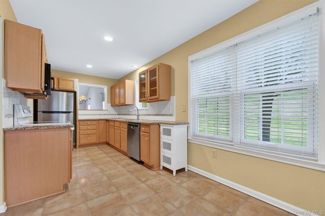 27 Tall Tree Lane, Poughkeepsie, NY 12601