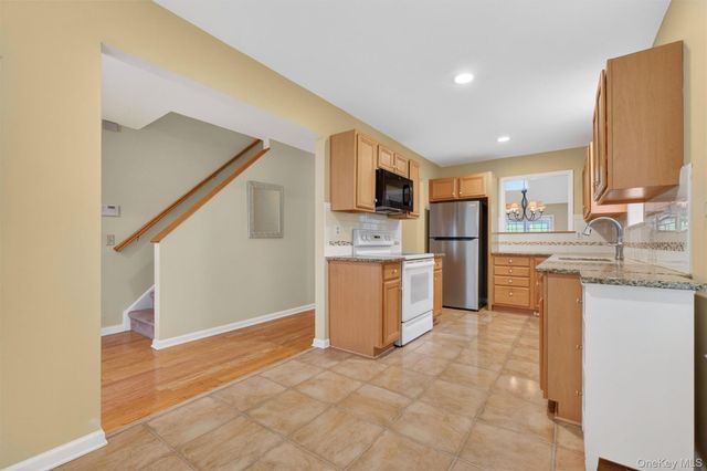 27 Tall Tree Lane, Poughkeepsie, NY 12601