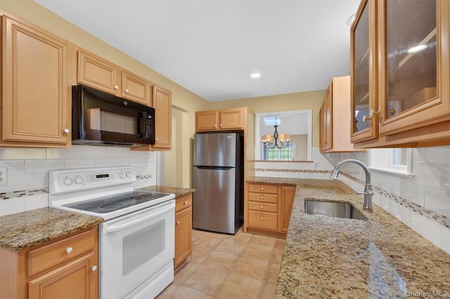 27 Tall Tree Lane, Poughkeepsie, NY 12601